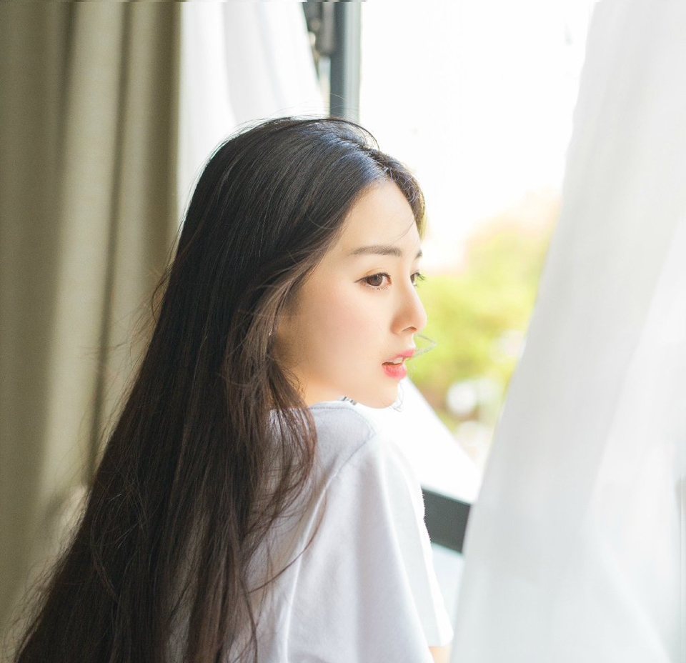 “也怨不得他，周瑜的死被江东赖在了荆州的头上，听说江东不少将领向孙权请命北伐，后方不稳，如之奈何？”曹操摇了摇头，微笑着安抚着夏侯惇，只是眼底生出那抹忧虑，却怎么也化不掉。